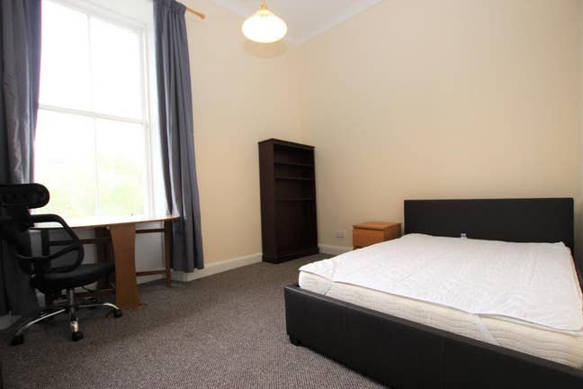 Flatmate needed - Double room in West End  Main Photo