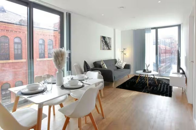 1 Bedroom Flat - Bills Included/Fully Furnished Main Photo