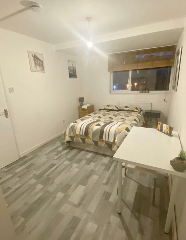 Big & Clean Room! 5 Mins from Mile End Station  Main Photo