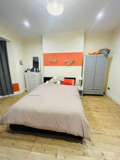  Female preferred house  in  NE6
 Main Photo