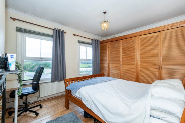 Victorian Terrace. Great location. Happy house Main Photo