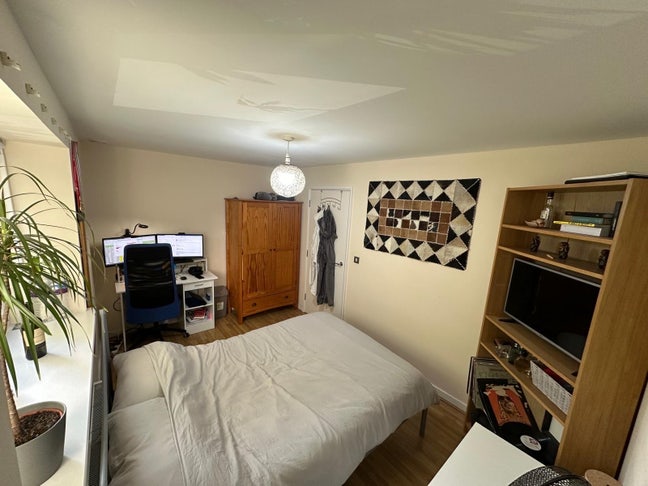 Room in Mile End Main Photo