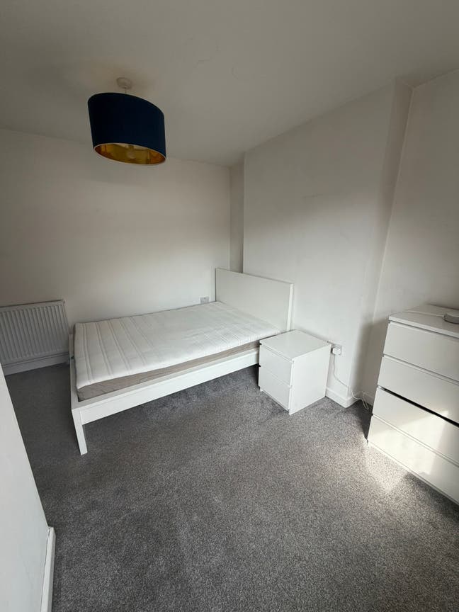 Large Ensuite Room Main Photo