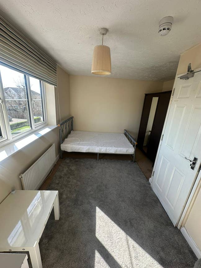 Large double room - 10 min walk to Enfield Lock Main Photo