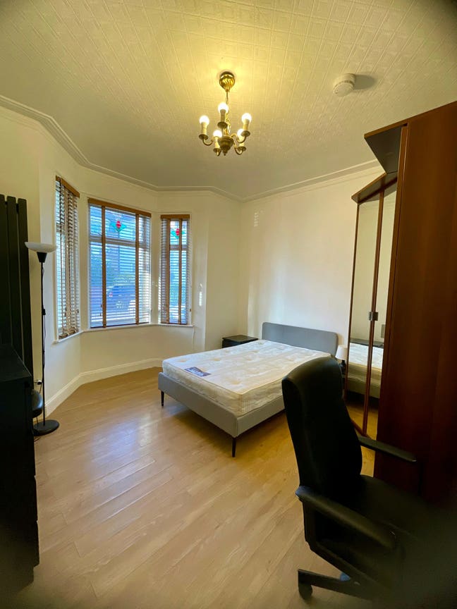 Large Cosy Double Room - 3 mins from Station Main Photo