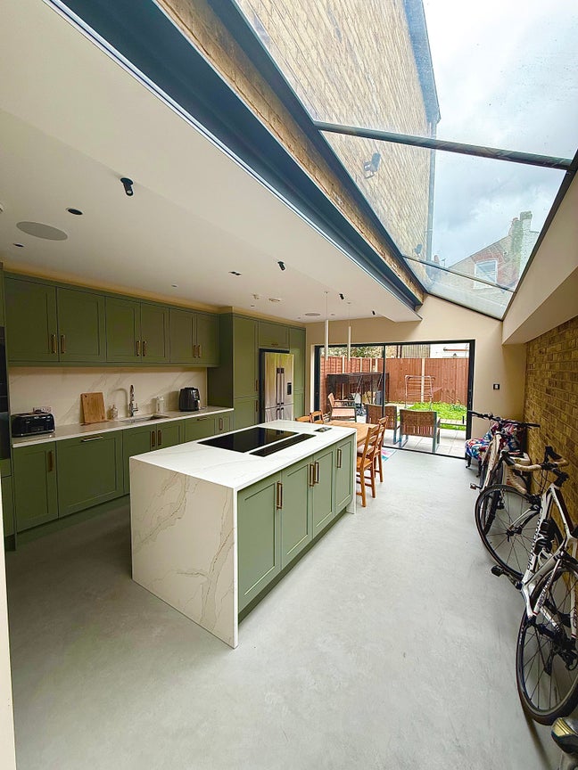 Modern Spare Room with 3 House Mates Main Photo