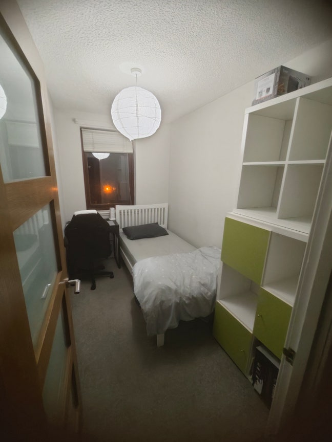 Single (small) Bedroom near Meadowbank Main Photo