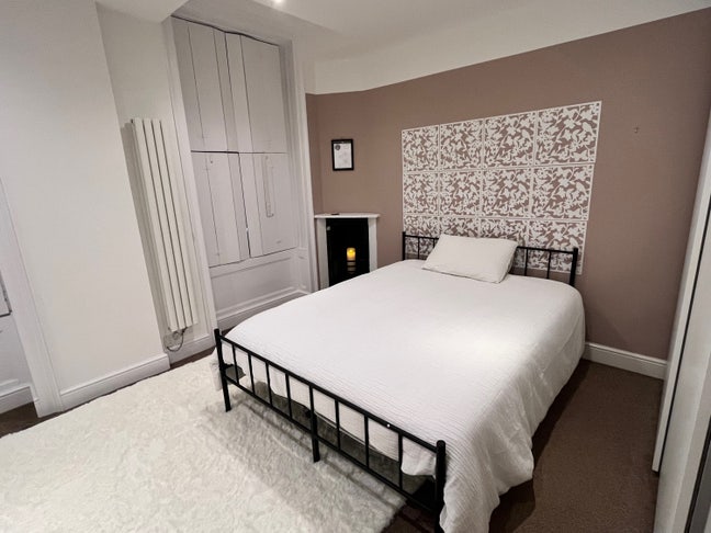 Large studio flat 36 mins from central London Main Photo