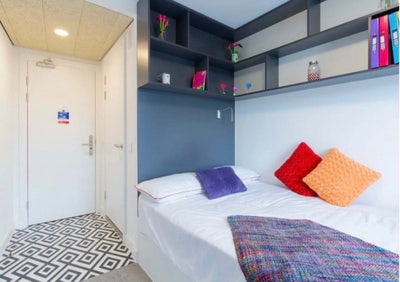 Single room with en-suite Main Photo