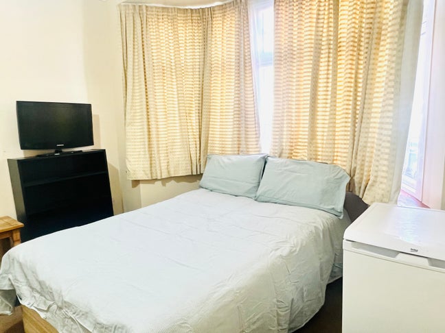 Double room to rent &pound;900 per month  Main Photo