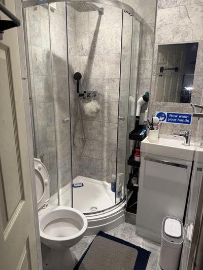 En-suite basement room for short let Main Photo