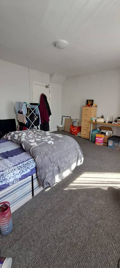 Tenancy Takeover – Spacious Double Room | Talworth Main Photo