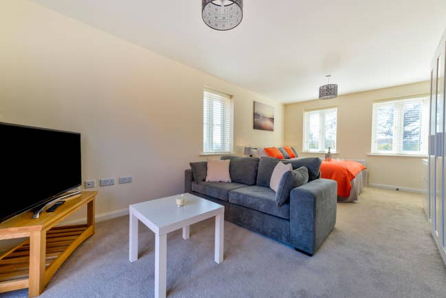 Large Double Room in Lovely New Build House Main Photo