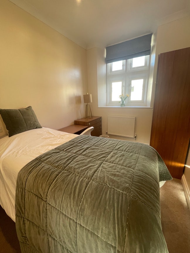 Room in Bath- Great Location Main Photo