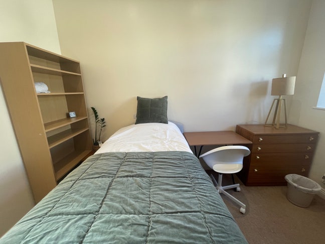 Room in Bath- Great Location Main Photo