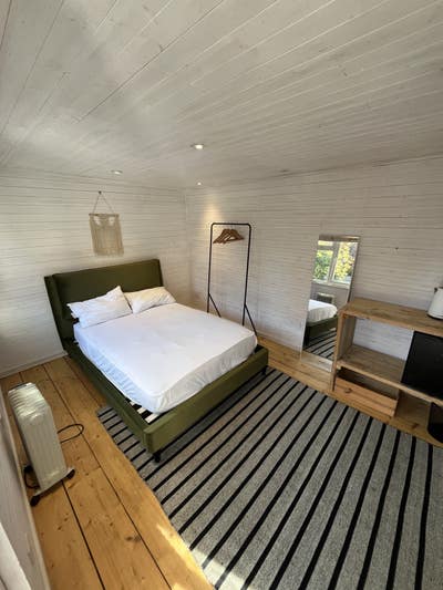 En-suite garden room double bed near ARM Main Photo