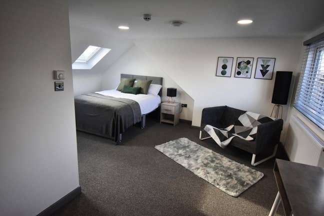 Large Loft en-suite room  Main Photo