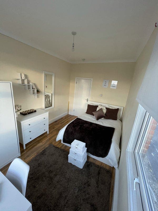 Rooms available in prime Ilford location! Main Photo
