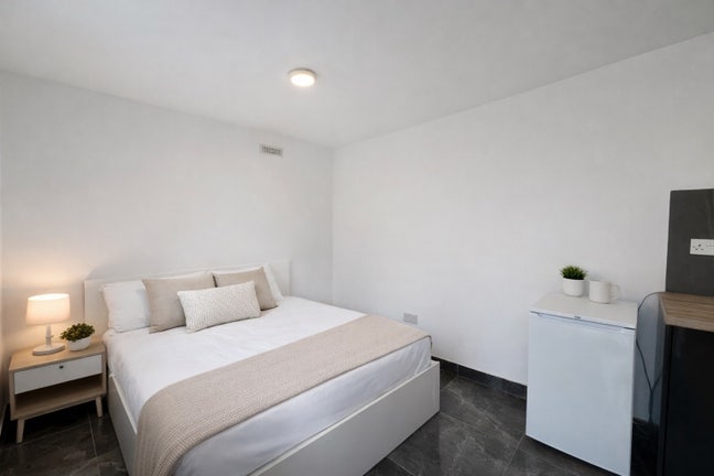 Studio + Rooms - Available Dunstable Road, LU4 8Dl Main Photo