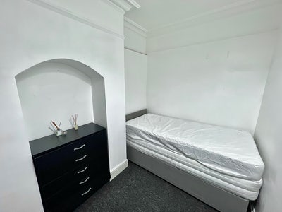 Single/Double Room in LU1-5 Mins to Town/Train/Uni Main Photo