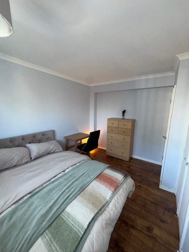 April to July: Bright double room in Stockwell Main Photo