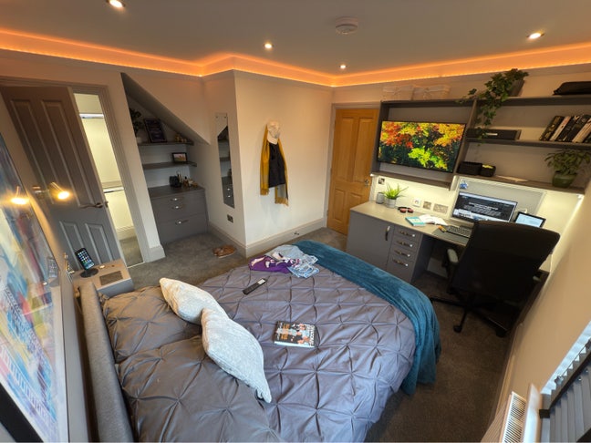 UniQue 6 Bedroom, 2 Bath House share  Main Photo