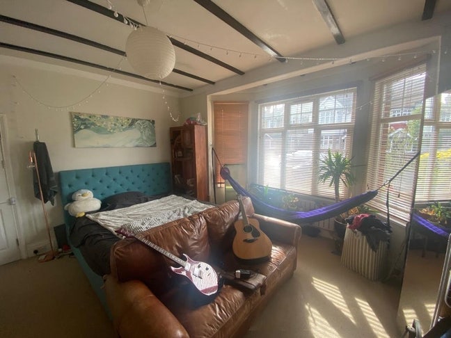 Large double room available in great house, SW2 Main Photo