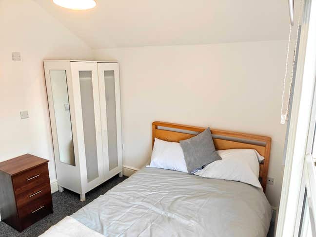 En-suite double room to rent near Reading West Main Photo
