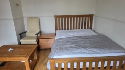 Emaculte spacious room with private shower and  Main Photo