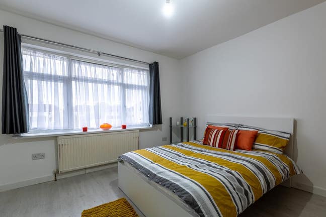 Large Studio Flat. Bills Included. Hounslow. A++ Main Photo