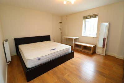 Last room in flatshare next to train station Main Photo