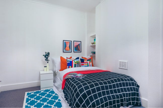 Spacious 5-bedroom HMO  Main Photo