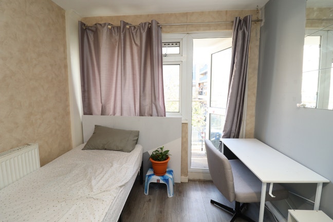 2 Min to Mile End Station! Private Balcony Main Photo