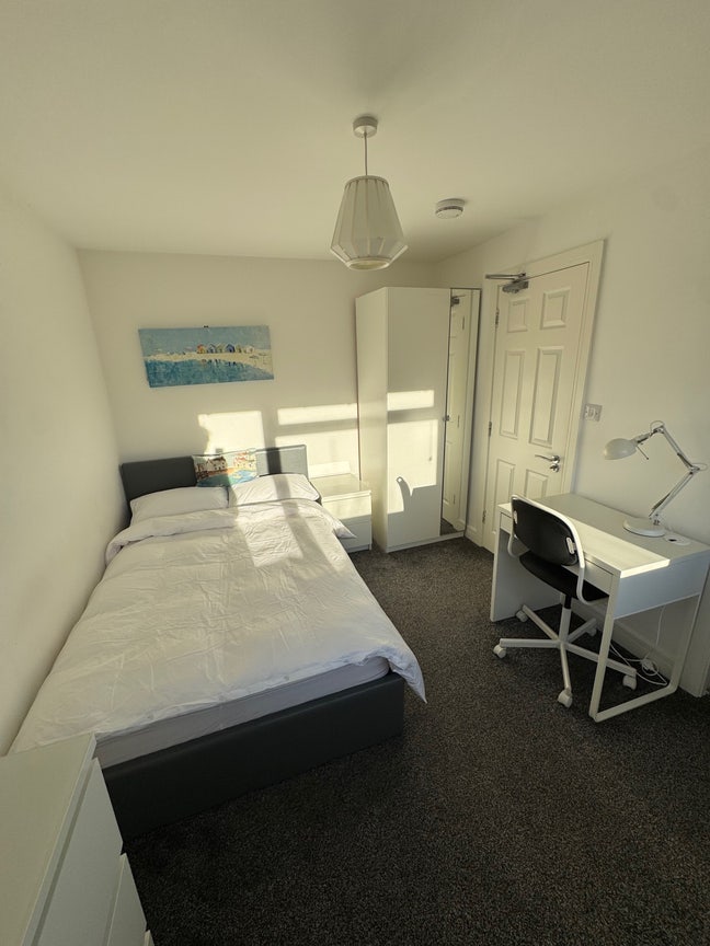 Recently Refurbished Double Ensuite✨🏠 Main Photo