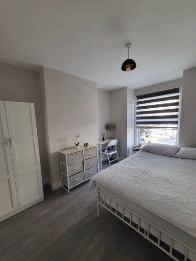 Bright Rooms in 3-Bedroom House – Manor Park, E12  Main Photo