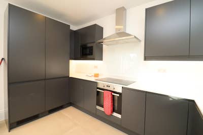 Modern House Steps from Elizabeth Line Main Photo