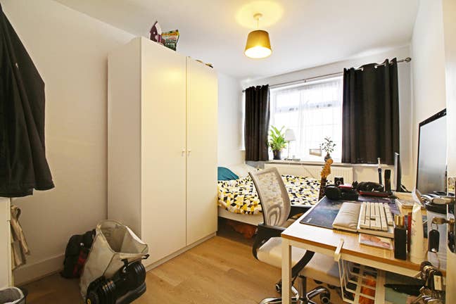 A well Presented Double Room with En Suites  Main Photo