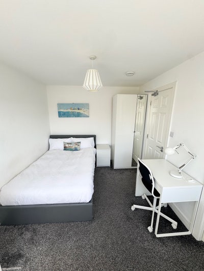 Recently Refurbished Double Ensuite✨🏠 Main Photo