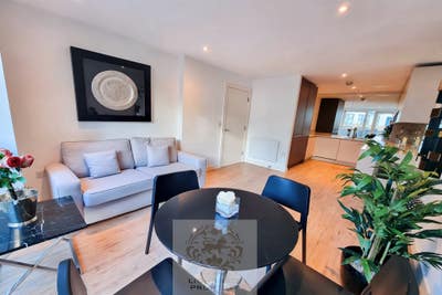 Private bathroom | Gym&pool | 15 min Canary Wharf Main Photo