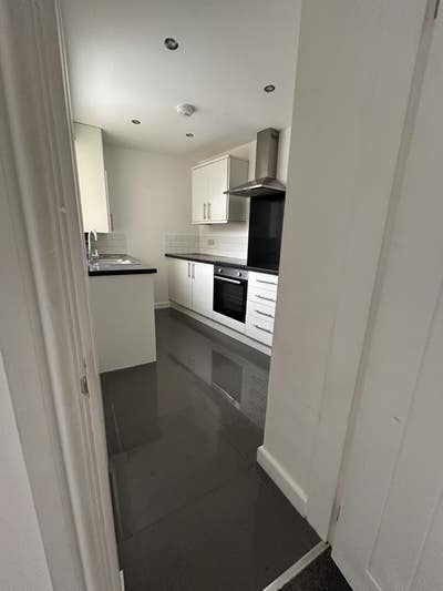 Clean, Professional Household – Furnished Double R Main Photo