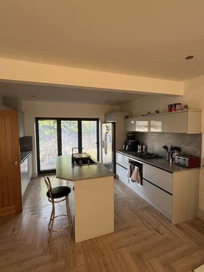 Beautiful en-suite in bungalow with parking. Main Photo