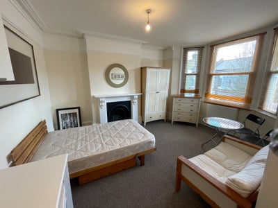 Studio room with ensuite Main Photo