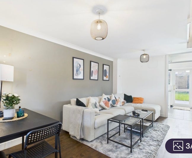 Bright Double Room in Peaceful West Ruislip Main Photo