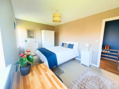 Large Double I 2-People Flat I Wembley Park Main Photo