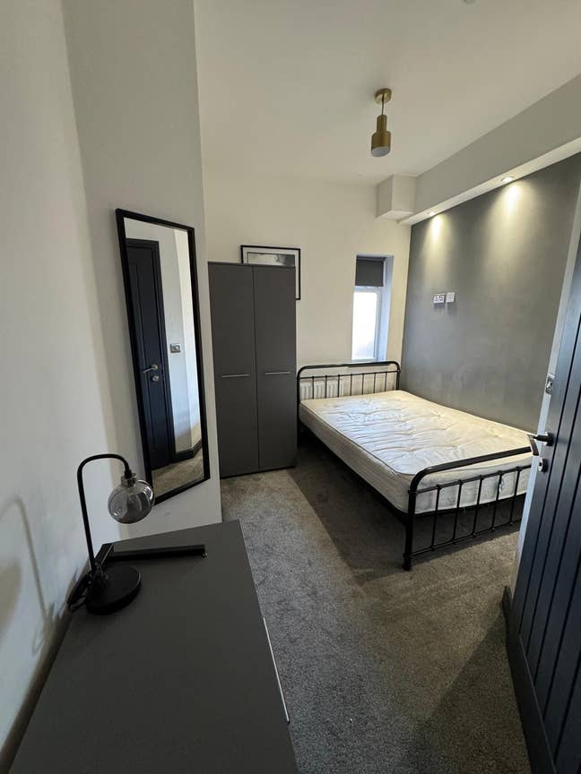 Double Shared Bathroom Bedroom in Bolton BL4 Main Photo