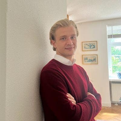 Young PE professional looking for room/flat Main Photo