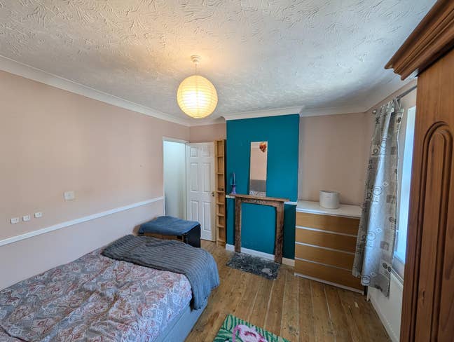 Good Size Room in Friendly House Main Photo