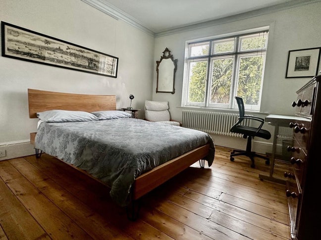 Peaceful room in beautiful house with garden  Main Photo