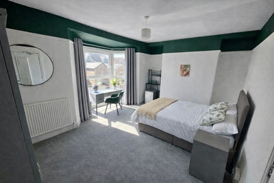 ⭐️Spacious Rooms for Professionals. Bills inc⭐️ Main Photo