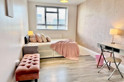 Delightful Room - 5min to St & Close to Shops! Main Photo